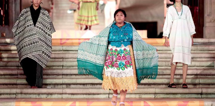CIUDAD DE MÉXICO, Modelos presentando creaciones en la pasarela durante la ceremonia de inauguración del evento ORIGINAL, Encuentro de Arte Textil Mexicano, en el Complejo Cultural Los Pinos, en la Ciudad de México, capital de México. (Xinhua/Alejandro Medina) (fc) (jg) (da) (ce)