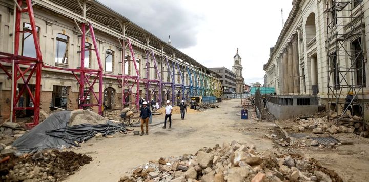 BOGOTA, Trabajadores laborando en uno de los edificios del sector anteriormente conocido como El Bronx, en Bogotá, Colombia. La administración distrital de Bogotá presentó el miércoles los avances de las obras de su principal proyecto de renovación urbana, el espacio Bronx Distrito Creativo, enfocado en el desarrollo de proyectos culturales y ubicado en lo que por décadas fue uno de los sitios más peligrosos del país. (Xinhua/Str) (jhp) (rtg) (ra) (ce)