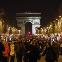 Imagen de la avenida de los Campos Elíseos iluminada por luces de temporada navideña, en París, Francia. | Foto:Xinhua/Gao Jing