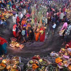 Los devotos realizan rituales religiosos mientras ofrecen oraciones al dios Sol mientras están de pie en las aguas de un lago con motivo del festival hindú de Chhat Puja en Chandigarh. | Foto:AFP