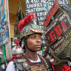 Los partidarios del candidato presidencial del partido político Unión para la Democracia y el Progreso Social (UDPS) y presidente en ejercicio de la República Democrática del Congo, Felix Tshisekedi, visten trajes de gladiador mientras esperan acceder al Stade des Martyrs para asistir al primer mitin de campaña. | Foto:Arsene Mpiana / AFP