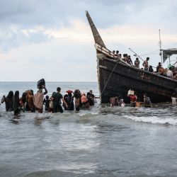 Los refugiados rohingya recién llegados regresan a un barco después de que la comunidad local decidió permitirles desembarcar temporalmente en busca de agua y alimentos en Ulee Madon, provincia de Aceh, Indonesia. | Foto:AMANDA JUFRIAN / AFP