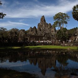 Los turistas visitan el templo de Bayon en el complejo de Angkor en la provincia de Siem Reap, Camboya. | Foto:TANG CHHIN SOTHY / AFP