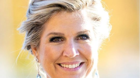 En tono púrpura y con detalles sofisticados: le copiamos a Máxima Zorreguieta el vestido para ir a una boda de invitada