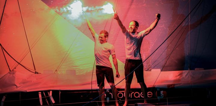 El patrón francés del "For People" Thomas Ruyant celebra con su co-patrón Morgan Lagraviere mientras cruza la línea de meta para ganar la regata de vela de categoría Transat Jacques Vabre Imoca, desde Le Havre hasta la isla francesa de ultramar de Martinica.