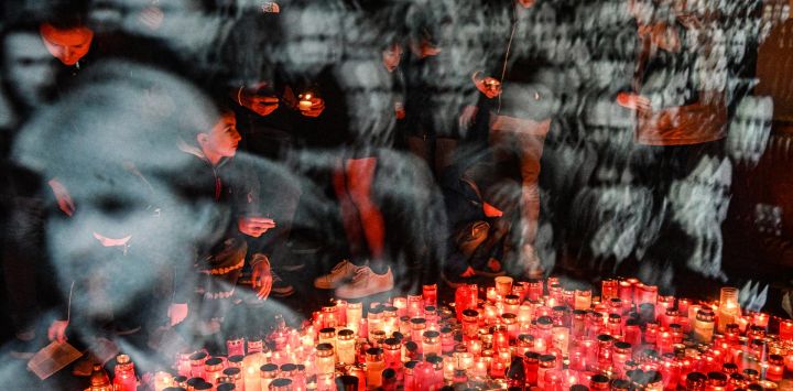 La gente enciende velas durante la conmemoración del 34º aniversario de la Revolución de Terciopelo de 1989, en Praga, República Checa.