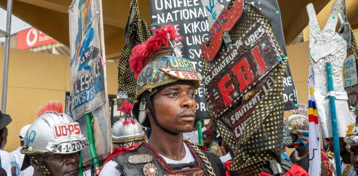 Los partidarios del candidato presidencial del partido político Unión para la Democracia y el Progreso Social (UDPS) y presidente en ejercicio de la República Democrática del Congo, Felix Tshisekedi, visten trajes de gladiador mientras esperan acceder al Stade des Martyrs para asistir al primer mitin de campaña.