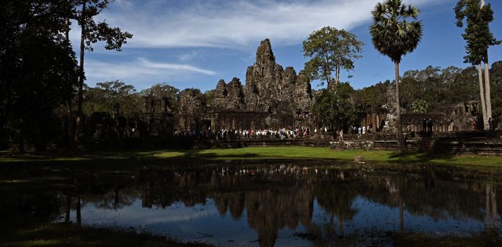 Los turistas visitan el templo de Bayon en el complejo de Angkor en la provincia de Siem Reap, Camboya.