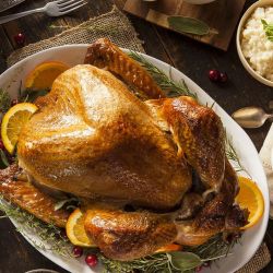 El pavo al centro de la mesa es la típica comida de Thanksgivin.