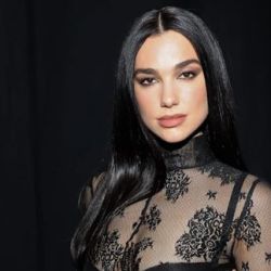 Dua Lipa con el little black dress