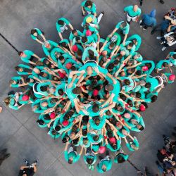 Integrantes del equipo de la Torre Humana "Castellers de Villafranca" forman un "castell" durante una exposición para celebrar el 75 aniversario de su fundación en la plaza Zócalo de la Ciudad de México. | Foto:Rodrigo Oropeza / AFP