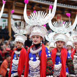 Mujeres de la minoría étnica Miao, vestidas con trajes tradicionales, participan en la celebración del Festival Guzang en el condado de Leishan, en la provincia de Guizhou, al suroeste de China. | Foto:AFP