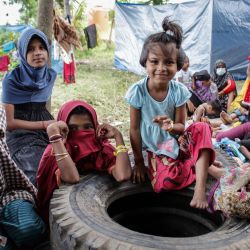 Niños rohingya posan en un refugio temporal en la aldea de Lapang Barat, Bireuen, provincia de Aceh, Indonesia. | Foto:Zikri Maulana / AFP