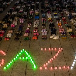 Se exhiben zapatos para simbolizar a todas las víctimas de Gaza, Cisjordania e Israel después de una manifestación de solidaridad con el pueblo palestino en Seúl. | Foto:ANTHONY WALLACE / AFP