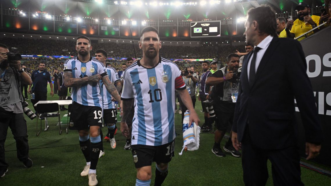 Argentina's players, led by Lionel Messi and Nicolás Otamendi, walk off the pitch at the Maracanã due to incidents in the stands before the start of the 2026 FIFA World Cup South American qualification football match against Brazil on November 21, 2023. 