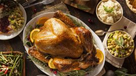 El pavo al centro de la mesa es la típica comida de Thanksgivin.