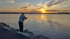 Miles de aficionados recorren los pesqueros del partido de Necochea, y el concurso del Club Defensores de Puerto Quequén es una gran atracción para esos pescadores.