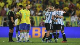Los jugadores de Argentina celebran su victoria al final del partido de fútbol de clasificación sudamericano para la Copa Mundial de la FIFA 2026 entre Brasil y Argentina en el estadio Maracaná de Río de Janeiro, Brasil.