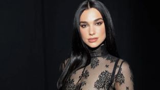 Dua Lipa con vestido negro y dos looks