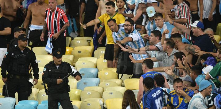 La policía brasileña se enfrenta a fanáticos de Argentina antes del inicio del partido de fútbol de clasificación sudamericano para la Copa Mundial de la FIFA 2026 entre Brasil y Argentina en el estadio Maracaná de Río de Janeiro, Brasil.