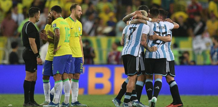 Los jugadores de Argentina celebran su victoria al final del partido de fútbol de clasificación sudamericano para la Copa Mundial de la FIFA 2026 entre Brasil y Argentina en el estadio Maracaná de Río de Janeiro, Brasil.