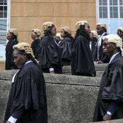 Los abogados llegan al tribunal para ser admitidos en el Colegio de Abogados de la Corte Suprema de Kenia, en Nairobi. | Foto:SIMON MAINA / AFP