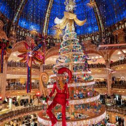 Un árbol de Navidad gigante se exhibe dentro de los grandes almacenes Galeries Lafayette en París. | Foto:BERTRAND GUAY / AFP)