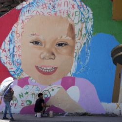 Una mujer camina frente a un mural pintado en la pared de un puente durante el Festival Urbano Ciudad, Arte y Vida, organizado por la Alcaldía Municipal, en Tegucigalpa, Honduras. | Foto:Xinhua/Rafael Ochoa
