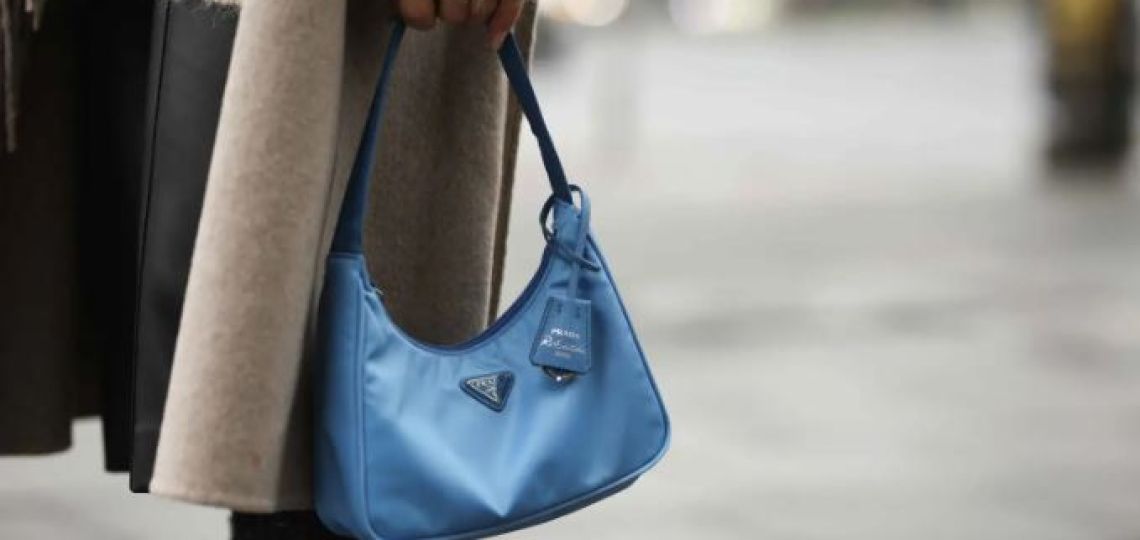 El bolso sostenible vintage de Prada que tienen Kylie Jenner, Hailey Bieber y más it girls