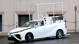 El Papa Francisco moderno y sustentable, renovará su flota con autos eléctricos 
