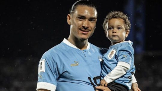 Darwin Núnez y su hijo.