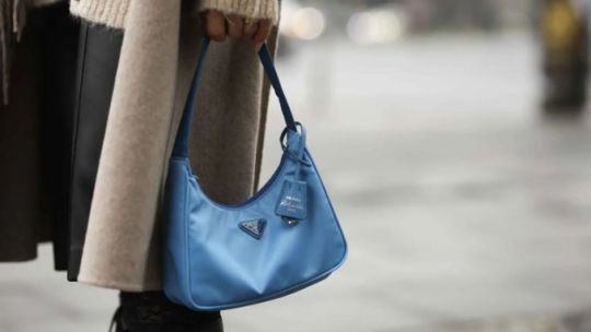 El bolso sostenible vintage de Prada que tienen Kylie Jenner, Hailey Bieber y más it girls