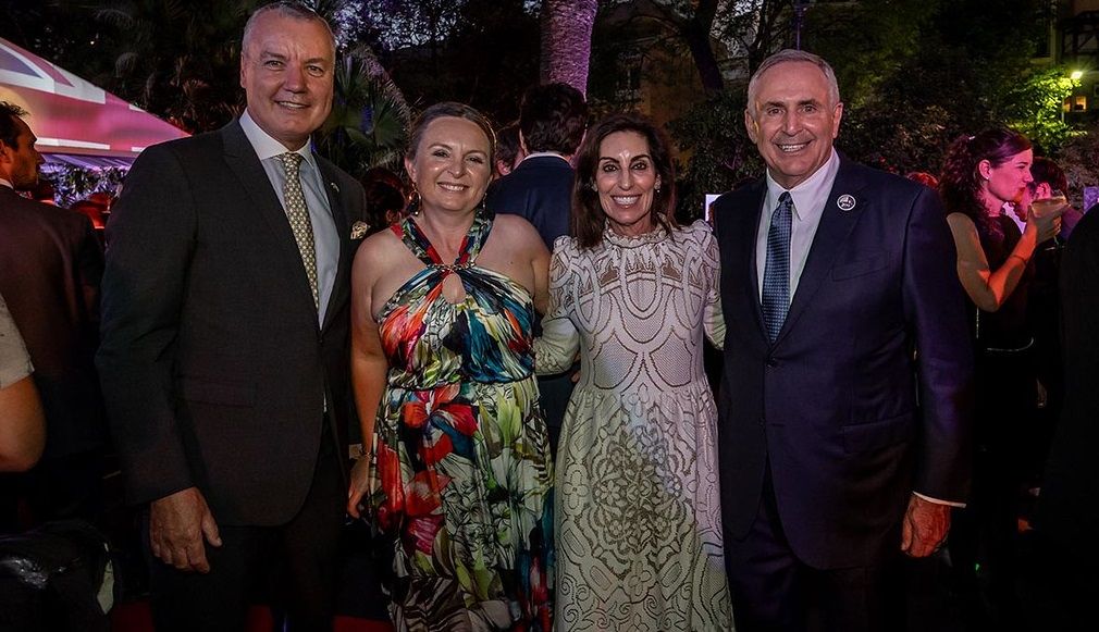 (de izq. ader.) Los respectivos embajadores de Inglaterra y de Estados Unidos.