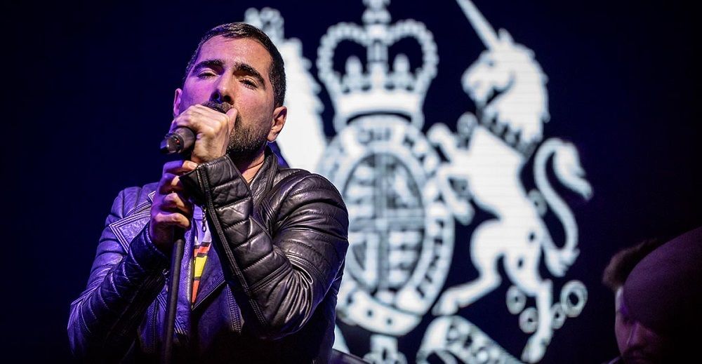 Show musical de rock en el cumpleaños del rey Carlos III en Buenos Aires.