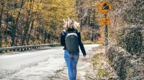 ¿Qué es el rucking? la forma de caminar con peso para un buen estado físico