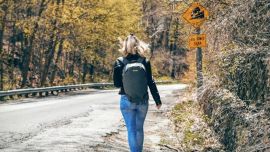¿Qué es el rucking? la forma de caminar con peso para un buen estado físico