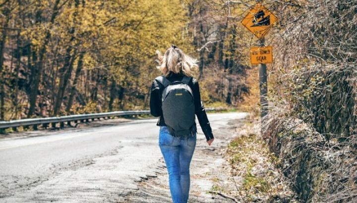 ¿Qué es el rucking? la forma de caminar con peso para un buen estado físico