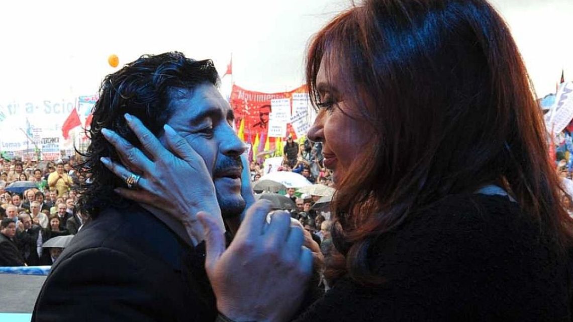 Cristina Kirchner riappare dopo la sconfitta peronista per ricordare Maradona
