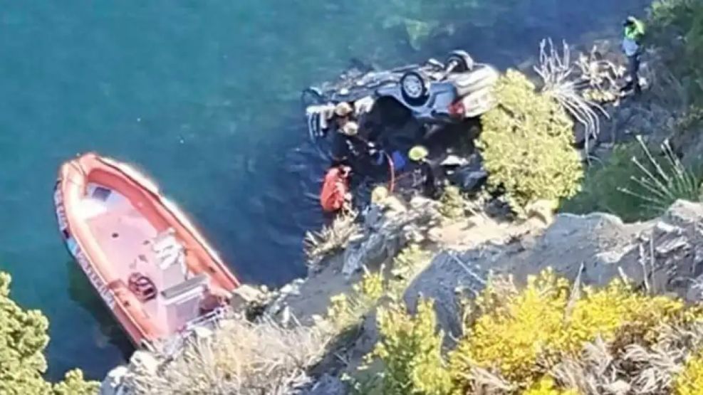 Los bomberos neuquinos trabajan en el rescate del vehículo que cayó al paradisíaco Lago Lácar.
