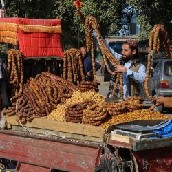 Los vendedores ambulantes afganos venden higos y otras frutas secas a lo largo de una carretera en Jalalabab. Foto de Shafiullah KAKAR / AFP | Foto:AFP