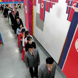 Personas haciendo fila para votar durante una elección local para la asamblea popular provincial y de condado. Se instó a los norcoreanos a votar. Foto de KCNA VIA KNS / AFP | Foto:AFP