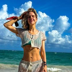 Julieta Naír Calvo tiene los mejores looks tejidos para ir a la playa