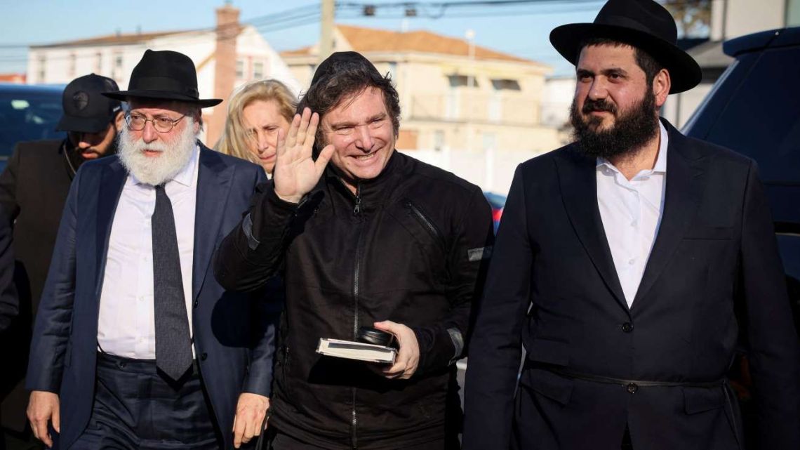 Javier Milei arrived in New York on Monday morning for his first trip abroad as president-elect and headed straight to the tomb of a famous orthodox Jewish rabbi in Queens. Dawning a kippah and all black outfit, he visited Menachem Mendel Schneerson’s grave to pay respects. 