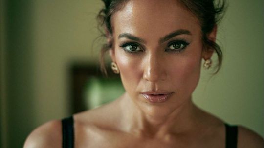 Vestido camisero y bailarinas de charol: el look casual y elegante de Jennifer López