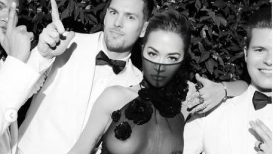 El controversial naked dress de Rita Ora para una gala benéfica
