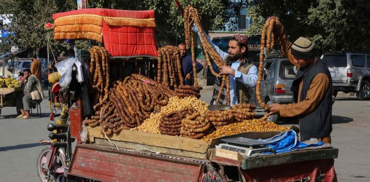 Los vendedores ambulantes afganos venden higos y otras frutas secas a lo largo de una carretera en Jalalabab. Foto de Shafiullah KAKAR / AFP