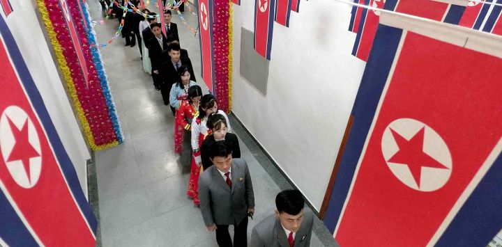 Personas haciendo fila para votar durante una elección local para la asamblea popular provincial y de condado. Se instó a los norcoreanos a votar. Foto de KCNA VIA KNS / AFP