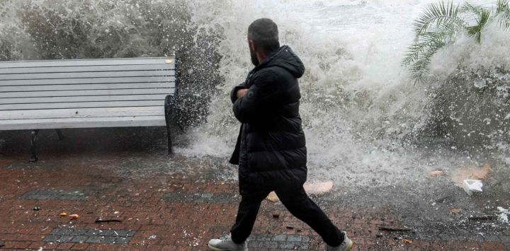 Las olas rompen contra el paseo marítimo en la ciudad turística de Sochi, en el Mar Negro, durante una tormenta. Foto de Mikhail Mordasov / AFP