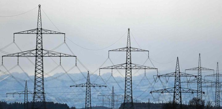 Torres de alta tensión se encuentran en las estribaciones de los Alpes, fotografiadas cerca del pueblo bávaro de Puchheim, en el sur de Alemania. Foto de Christof STACHE / AFP