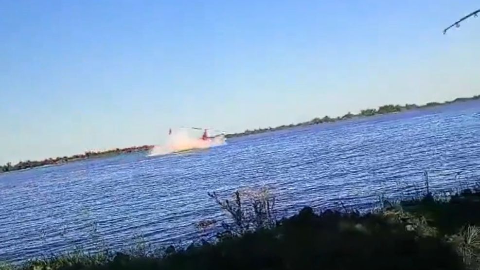 Momento en el que el helicóptero de Gustavo Degliantoni impactó contra el agua.